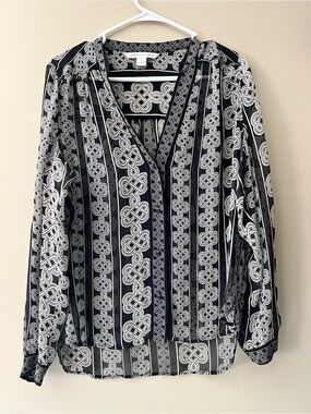 Diane Von Furstenberg  Harlow 💯 silk long sleeve Black and white Blouse v neck.